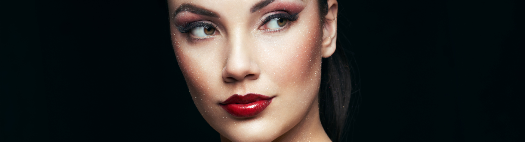 A women with soft sparkly make up